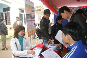 Nhằm giải quyết việc làm cho người lao động, hàng năm, huyện Lạc Sơn tổ chức sàn giao dịch việc làm.